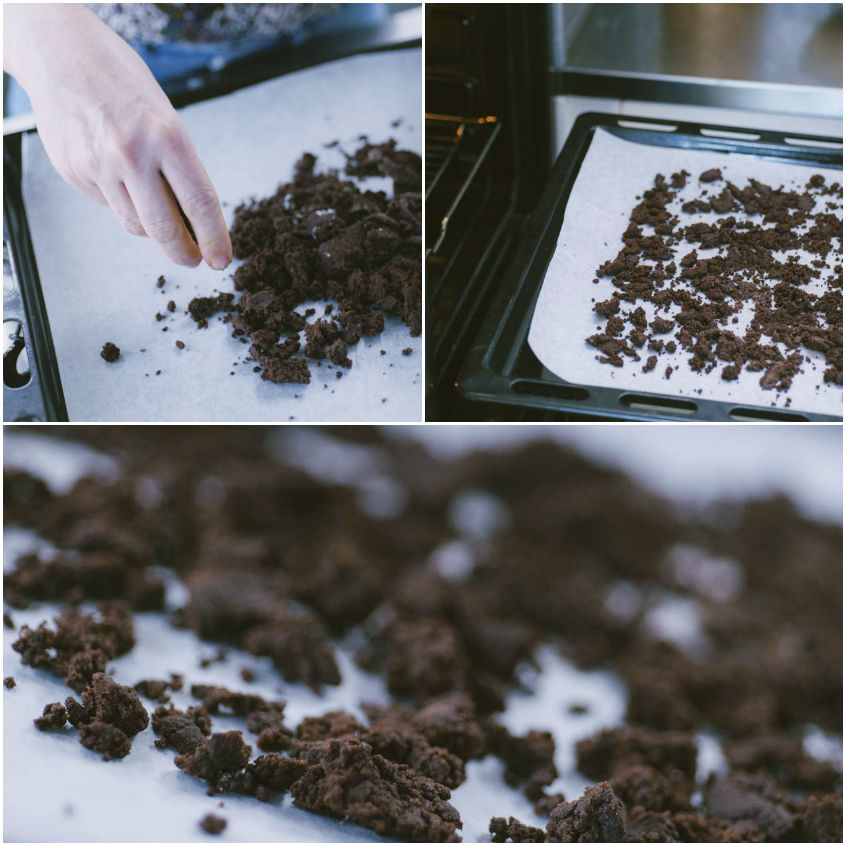 Briciole di crumble al cioccolato sparse sulla carta forno prima di infornare