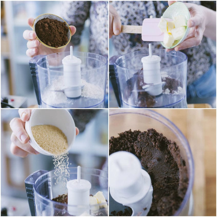 Ingredienti del crumble al cacao versati nel food processor, poi il composto a briciole ottenuto