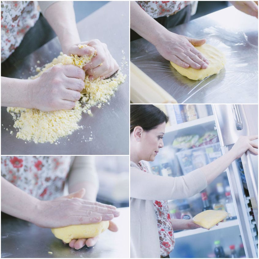 Mani che lavorano la pasta frolla: dall'impasto sabbioso alla palla liscia avvolta in pellicola, poi riposta in frigo