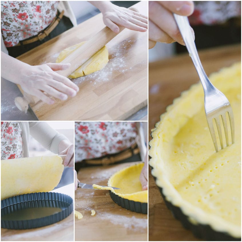 Pasta frolla stesa, trasferita nello stampo, rifilata ai bordi e bucherellata con una forchetta