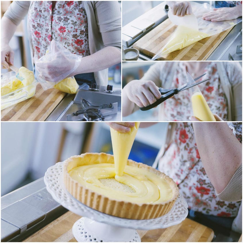 Crema pasticcera versata con sac à poche nella base di crostata già cotta
