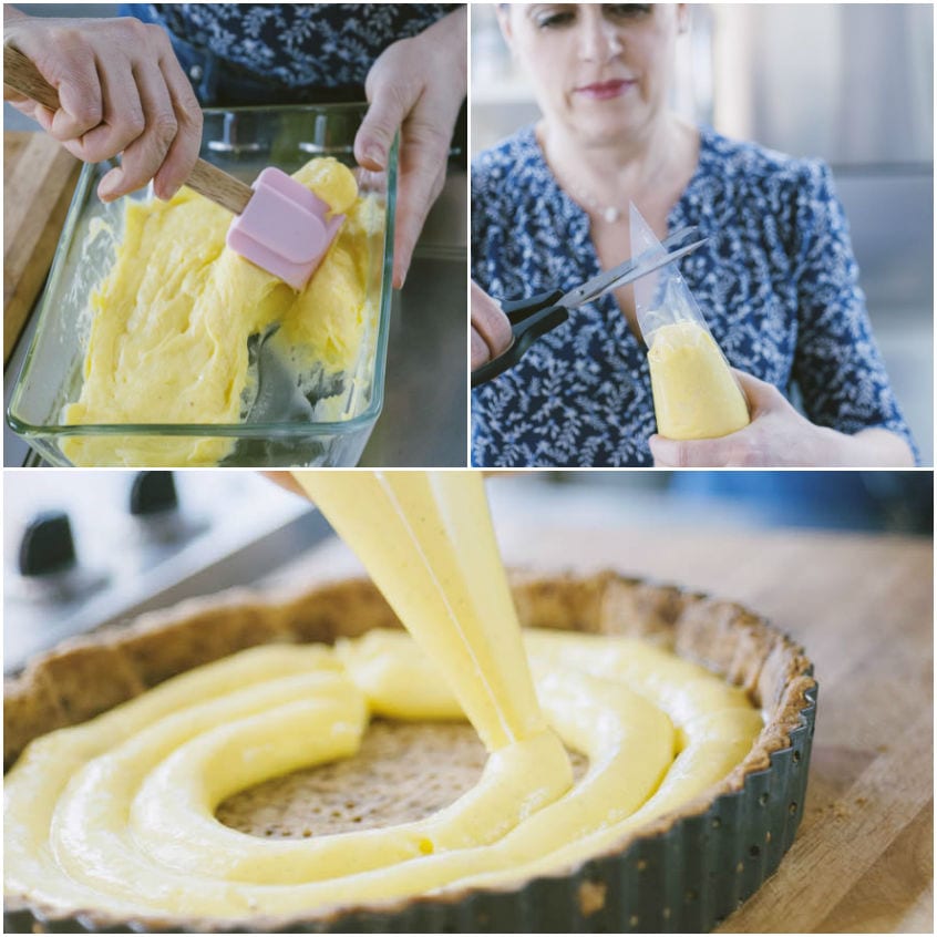 Crema pasticcera versata a spirale sul fondo della crostata con una sac à poche