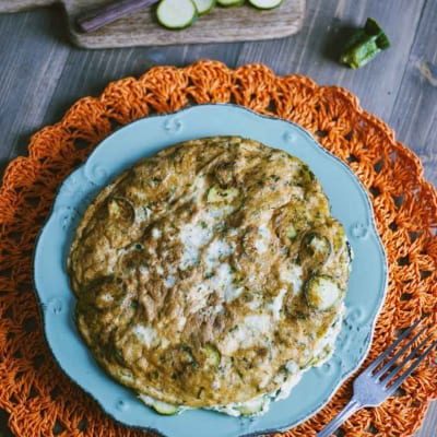 Frittata di albumi e zucchine dorata, con rondelle di zucchina ben visibili in superficie