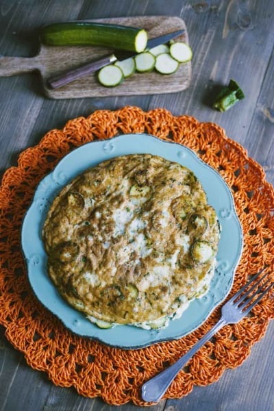 Frittata di albumi e zucchine dorata, con rondelle di zucchina ben visibili in superficie