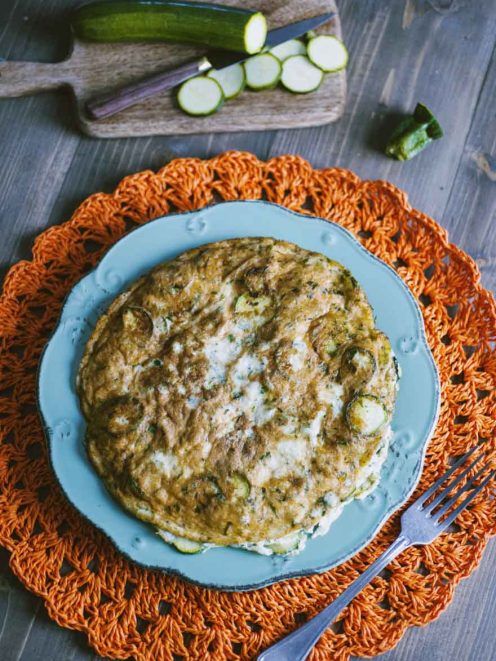 Frittata di albumi e zucchine dorata, con rondelle di zucchina ben visibili in superficie