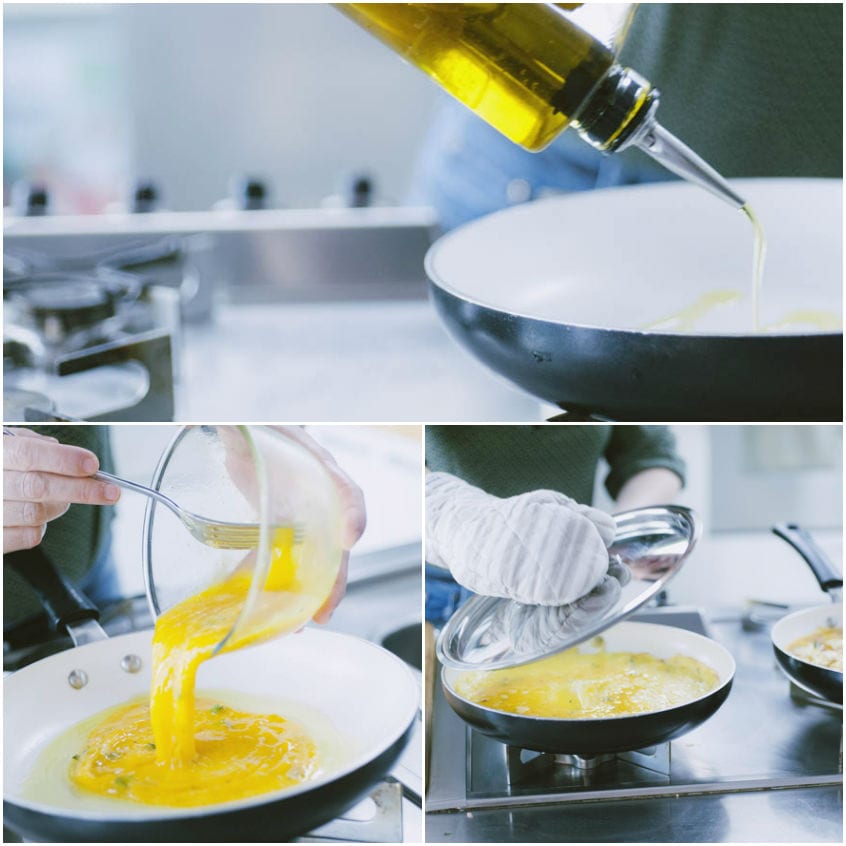 Uova sbattute versate in padella con olio caldo, poi coperta con coperchio per cuocere la frittata