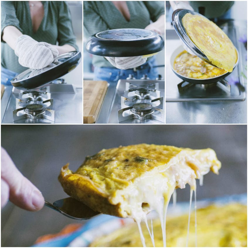 Fetta di frittata ripiena sollevata con la spatola mentre il taleggio fila abbondante