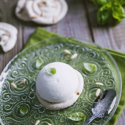 Gelato al limone e basilico servito su biscottino ai pinoli, guarnito con una fogliolina di basilico