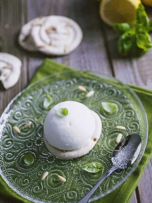 Gelato al limone e basilico servito su biscottino ai pinoli, guarnito con una fogliolina di basilico