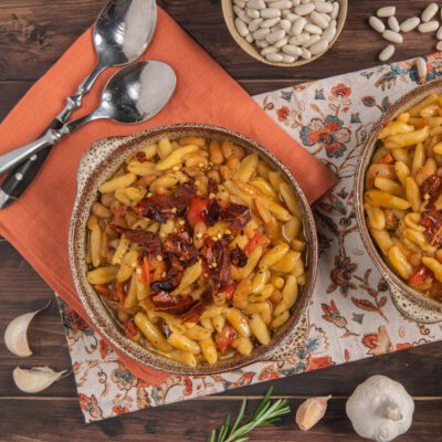 Cavatelli ai fagioli bianchi e peperoni cruschi con brodo saporito, serviti in due ciotole