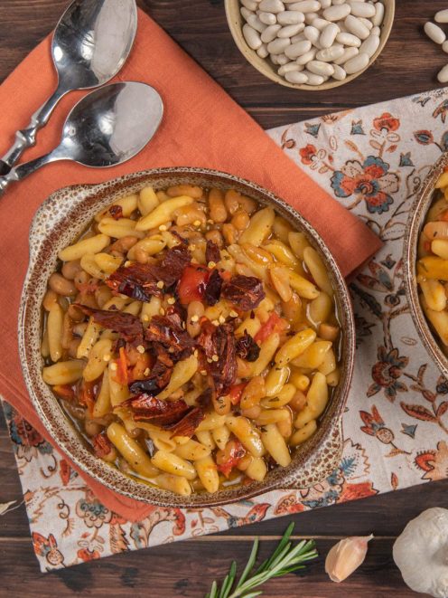 Cavatelli ai fagioli bianchi e peperoni cruschi con brodo saporito, serviti in due ciotole