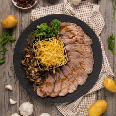 Tagliata di maiale affettata con funghi trifolati, patate fritte julienne e insalata mista