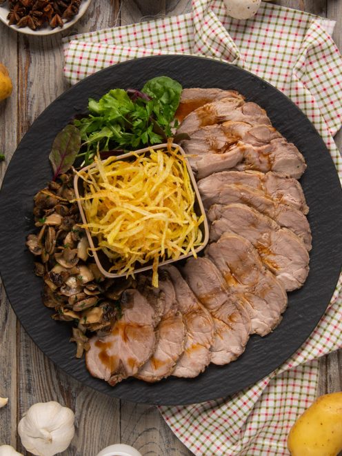 Tagliata di maiale affettata con funghi trifolati, patate fritte julienne e insalata mista
