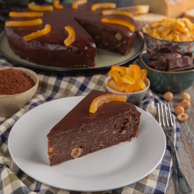 Torta di pane al cacao con glassa lucida, nocciole e scorze d'arancia candita