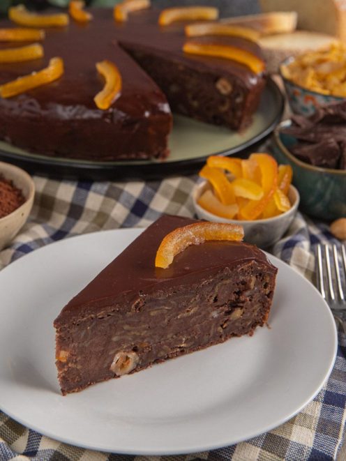 Torta di pane al cacao con glassa lucida, nocciole e scorze d'arancia candita