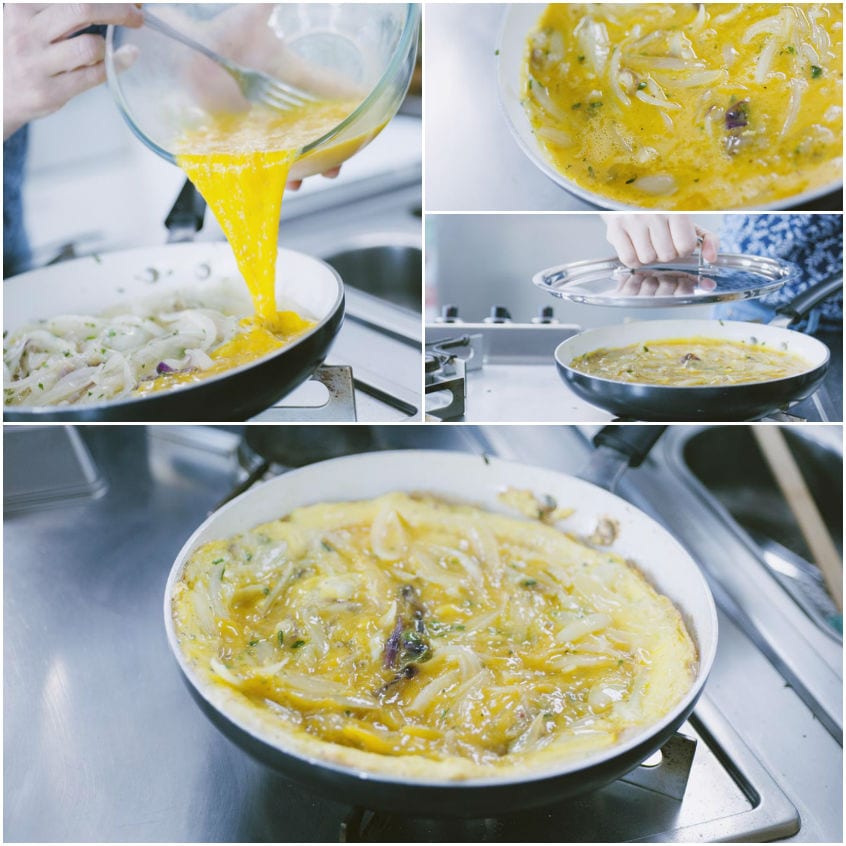 Uovo sbattuto versato sulle cipolle in padella, poi la frittata coperta e infine dorata in cottura