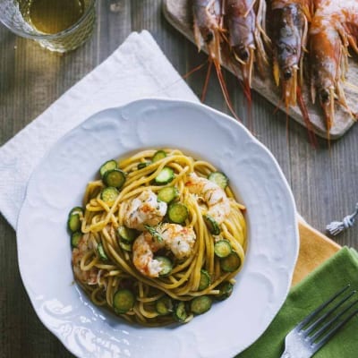Spaghetti con gamberi e zucchine a rondelle saltati con erbe aromatiche