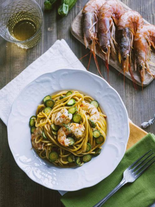 Spaghetti con gamberi e zucchine a rondelle saltati con erbe aromatiche