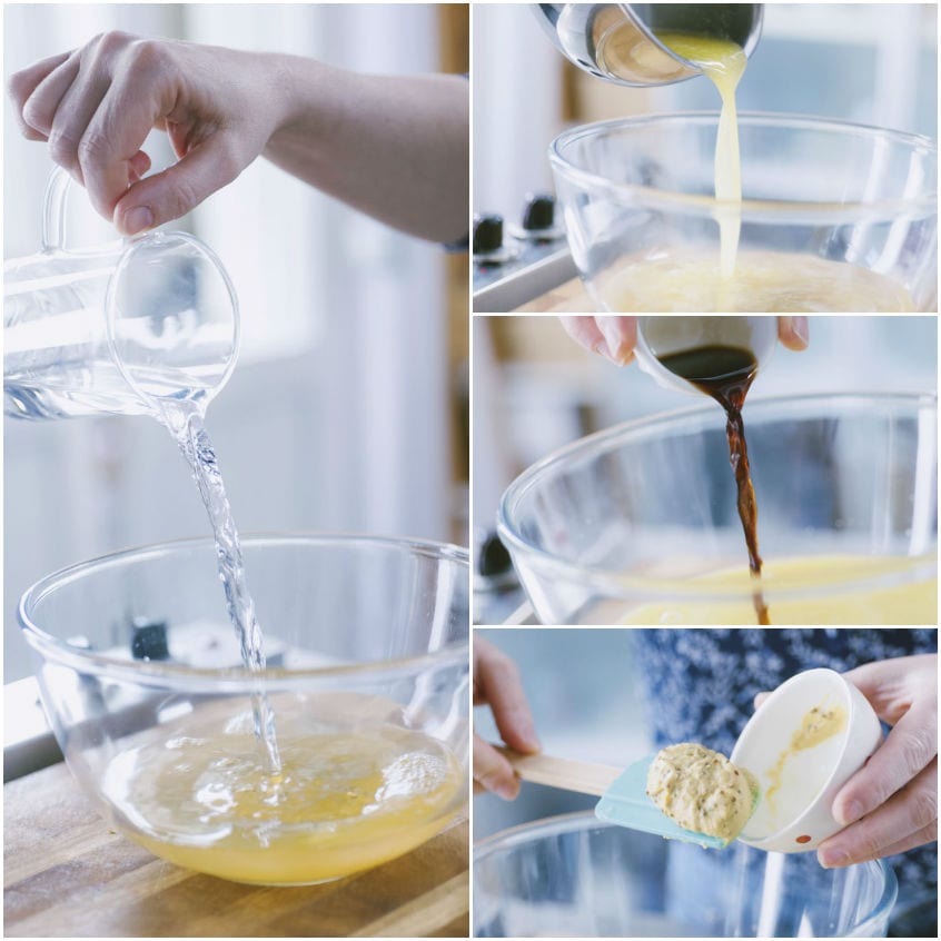 Liquidi versati in sequenza in una ciotola per preparare la marinatura: acqua, succo, salsa scura e senape