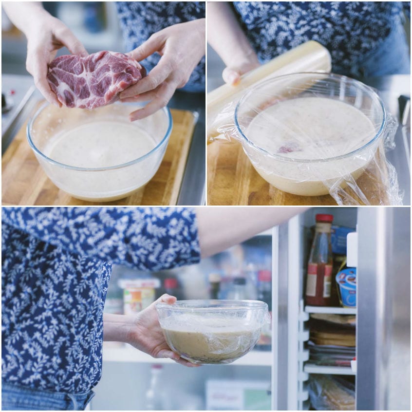 Carne di maiale immersa nella marinatura, coperta con pellicola e riposta in frigorifero