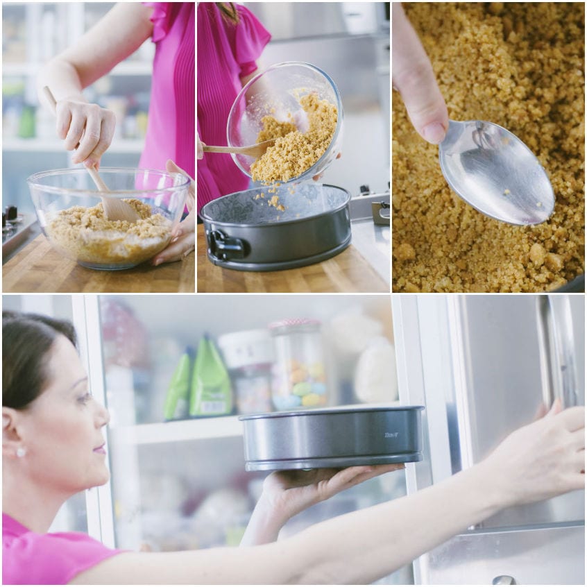 Preparazione della base di biscotti sbriciolati: si mescola, si versa nello stampo e si ripone in frigorifero