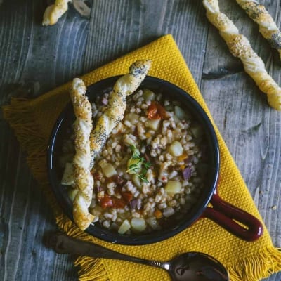 Zuppa di farro con verdure e patate, servita con grissini di sfoglia ai semi