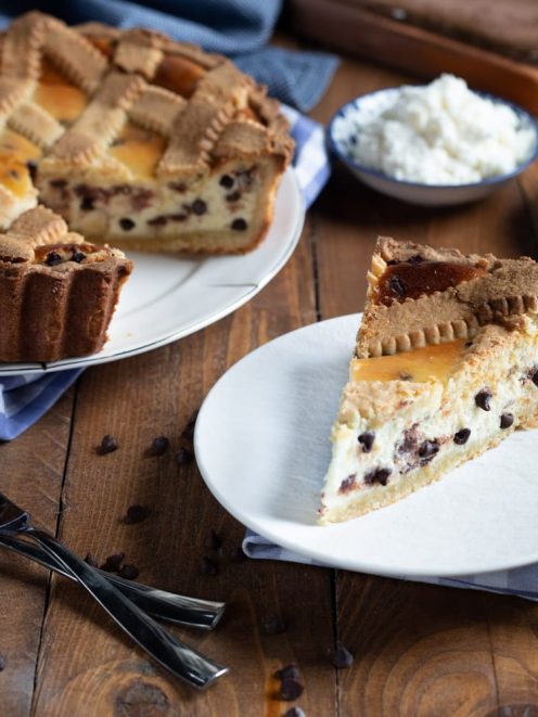 Crostata al mascarpone e gocce di cioccolato con una fetta tagliata che mostra il ripieno cremoso