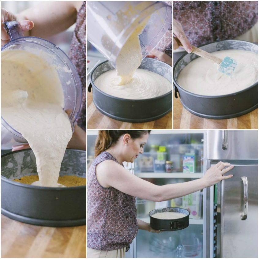 Crema di cheesecake versata sulla base di biscotti, livellata con una spatola e riposta in freezer