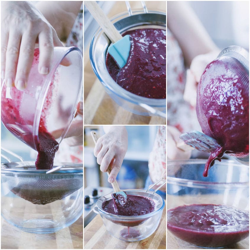 Coulis ai frutti di bosco filtrata attraverso un colino e raccolta in una ciotola