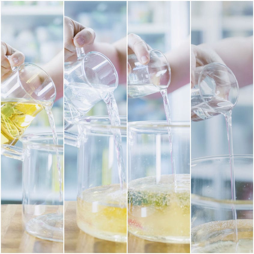 Liquido versato a filo su frutta a pezzi per preparare la sangria bianca