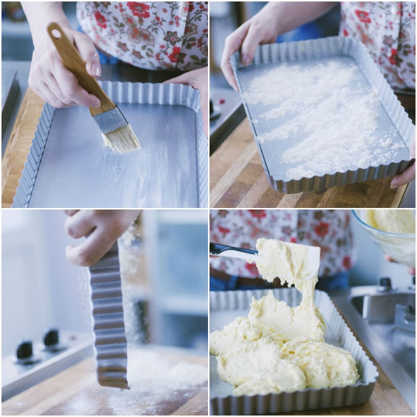 Teglia imburrata e infarinata, poi riempita con l'impasto morbido della torta di albicocche
