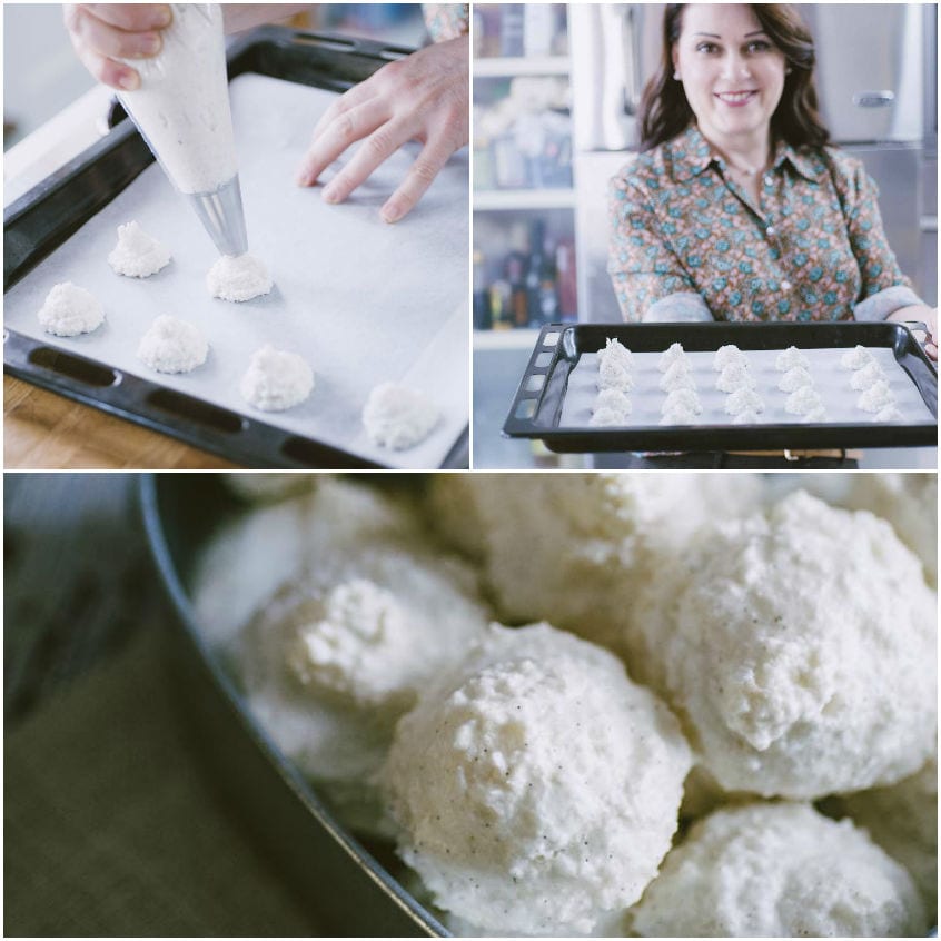 Impasto al cocco spremuto con sac à poche su carta forno, poi i biscotti cotti e gonfi