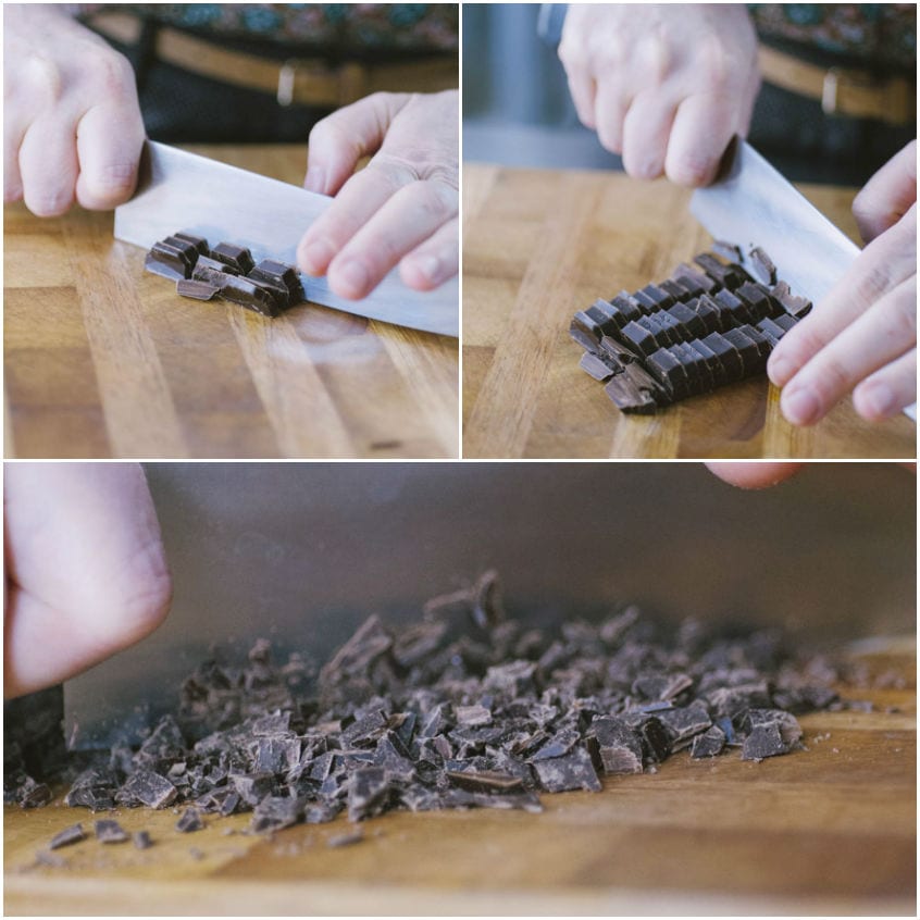 Cioccolato fondente tritato finemente con un coltello sul tagliere