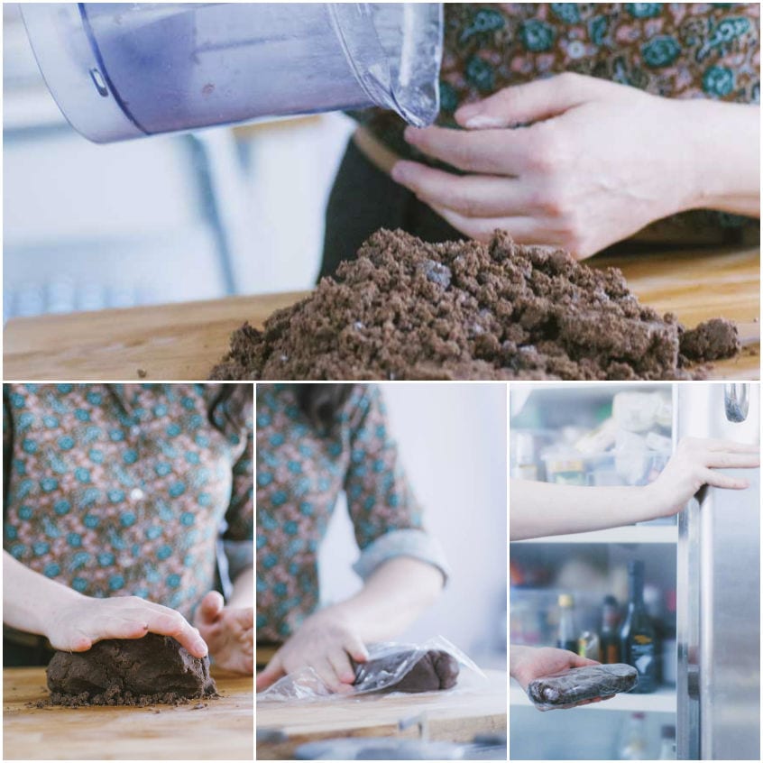 Impasto al cioccolato versato sul piano, compattato a panetto, avvolto nella pellicola e riposto in frigo
