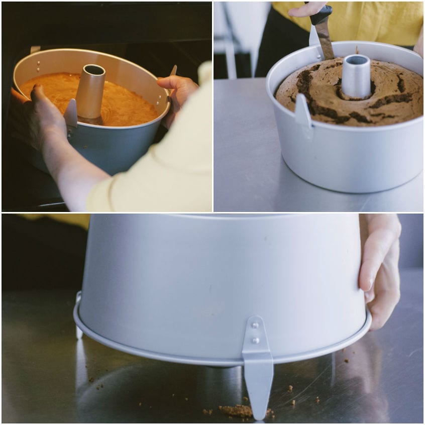 Chiffon cake al cacao capovolta sullo stampo in raffreddamento, con la torta staccata dai bordi