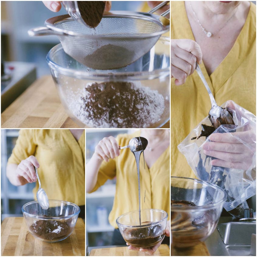 Glassa al cacao versata a filo da un cucchiaio e trasferita in una sac à poche
