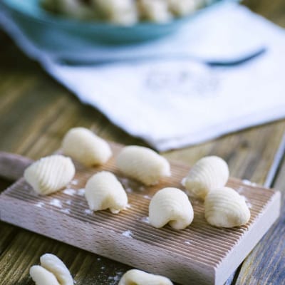 Gnocchi senza patate freschi rigati su tavoliere infarinato, pronti da cuocere