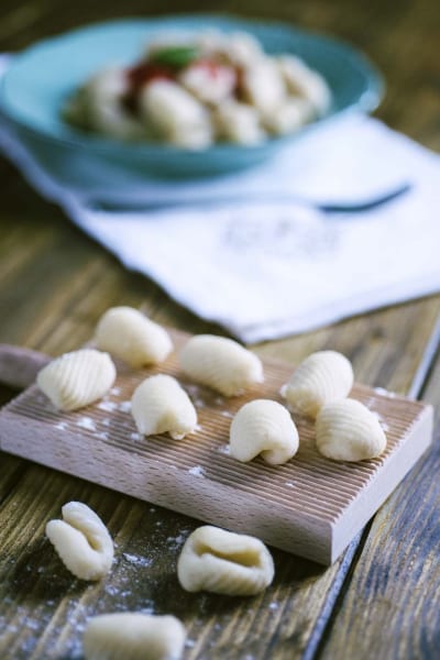 Gnocchi senza patate freschi rigati su tavoliere infarinato, pronti da cuocere