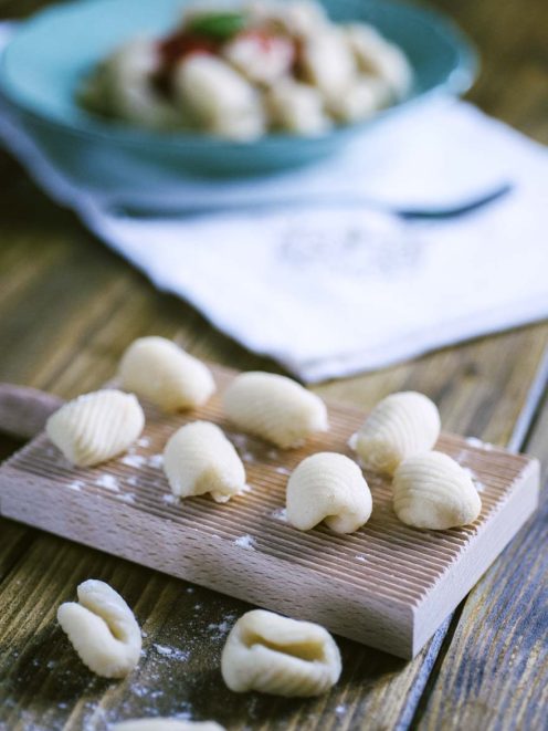 Gnocchi senza patate freschi rigati su tavoliere infarinato, pronti da cuocere