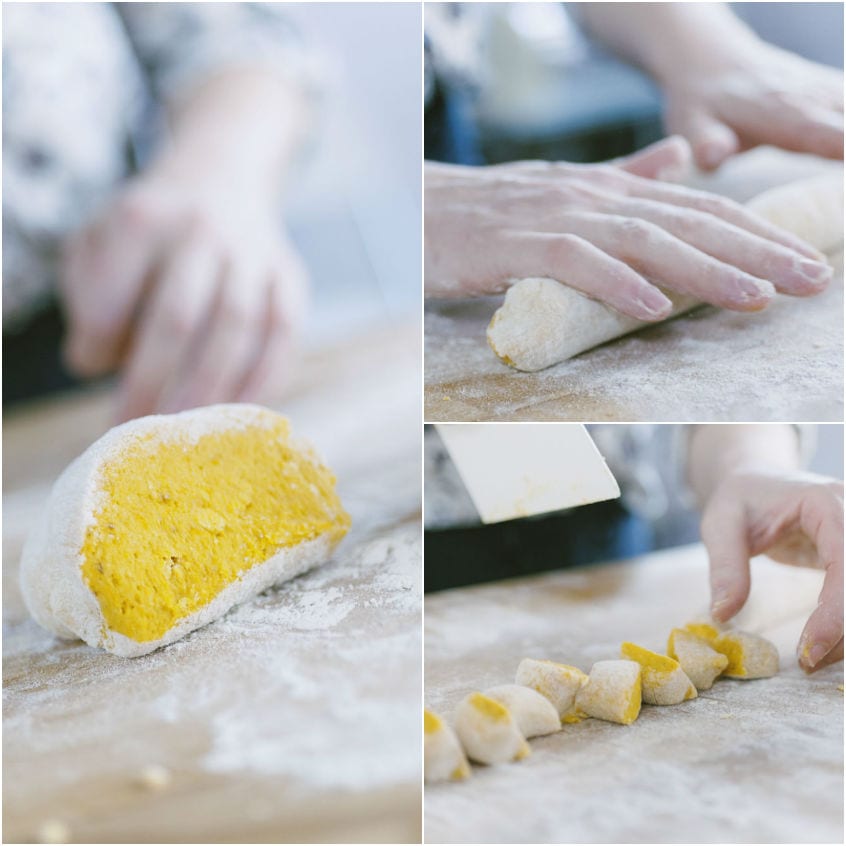 Impasto di zucca tagliato a metà, arrotolato in filoncino e diviso in gnocchi con il tarocco