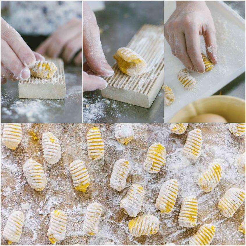 Gnocchi di zucca rigati con il rigagnocchi, disposti su piano infarinato