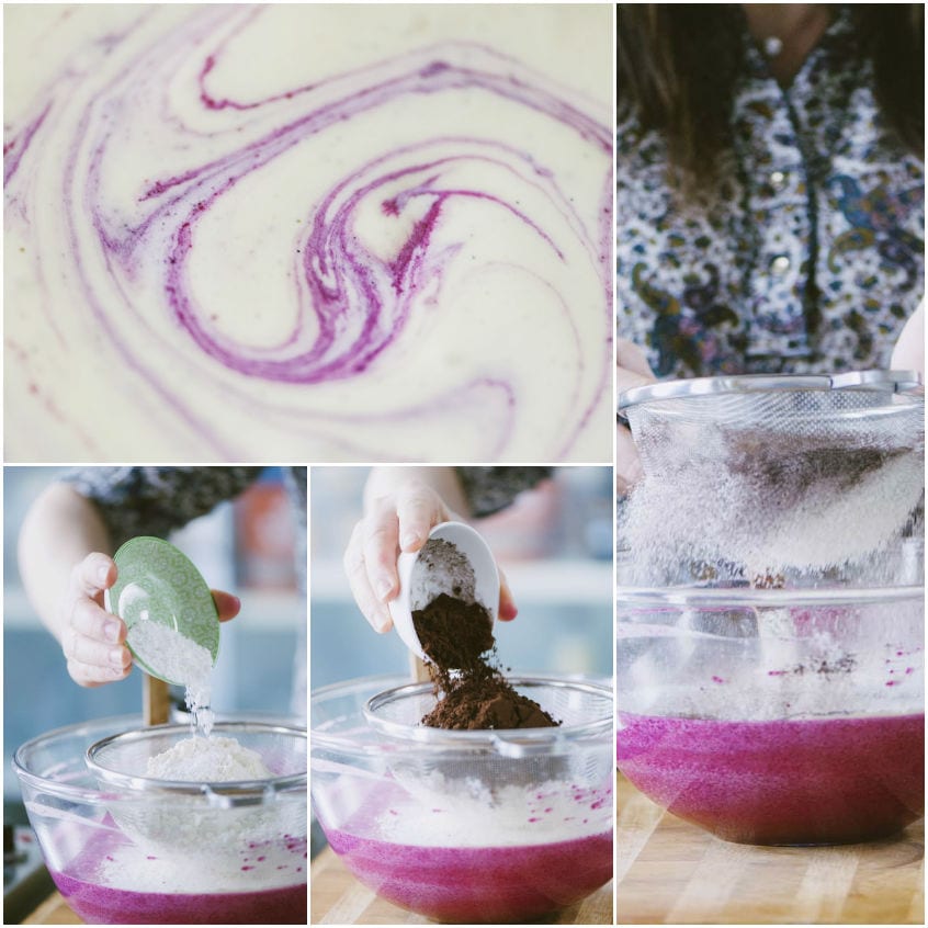 Farina e cacao setacciati nell'impasto viola di barbabietola per la torta