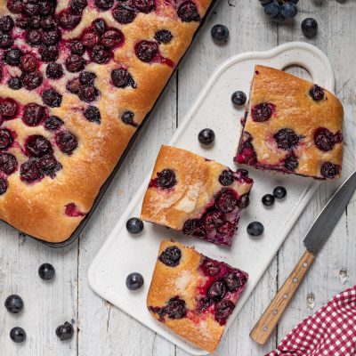 Ciaccia con uva fragola affettata in quadrotti, con acini caramellati in superficie