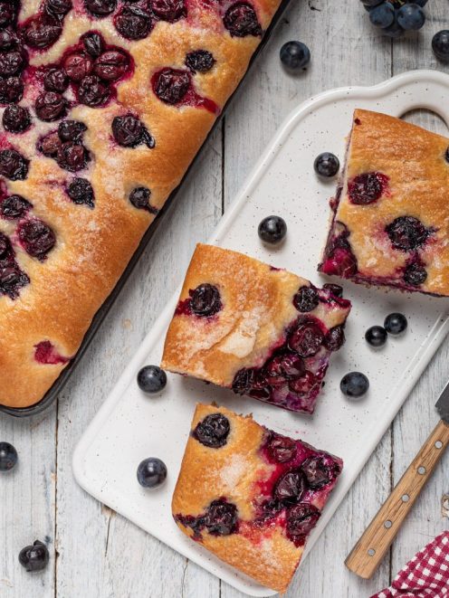 Ciaccia con uva fragola affettata in quadrotti, con acini caramellati in superficie