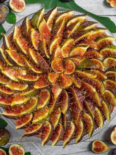 Crostata di ricotta e fichi con spicchi disposti a spirale e filo di miele