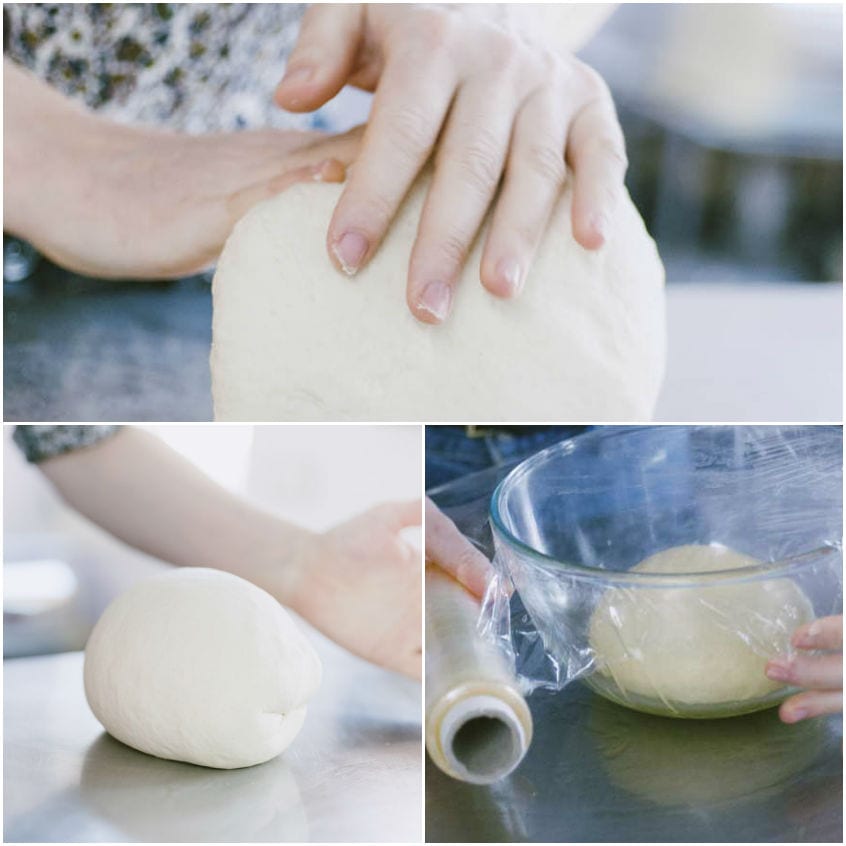 Impasto per bagel lavorato a mano, formato a sfera e coperto con pellicola per lievitare