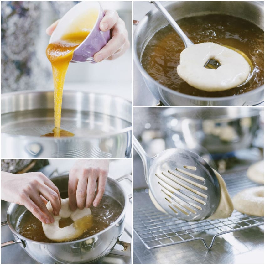 Bagel immerso in acqua bollente con miele, girato a mano e scolato con schiumarola