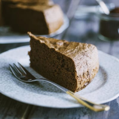Fetta di pan di Spagna al cacao senza glutine dalla consistenza soffice e vellutata