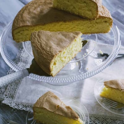 Pan di Spagna senza glutine con interno soffice e giallo paglierino, servito a fette
