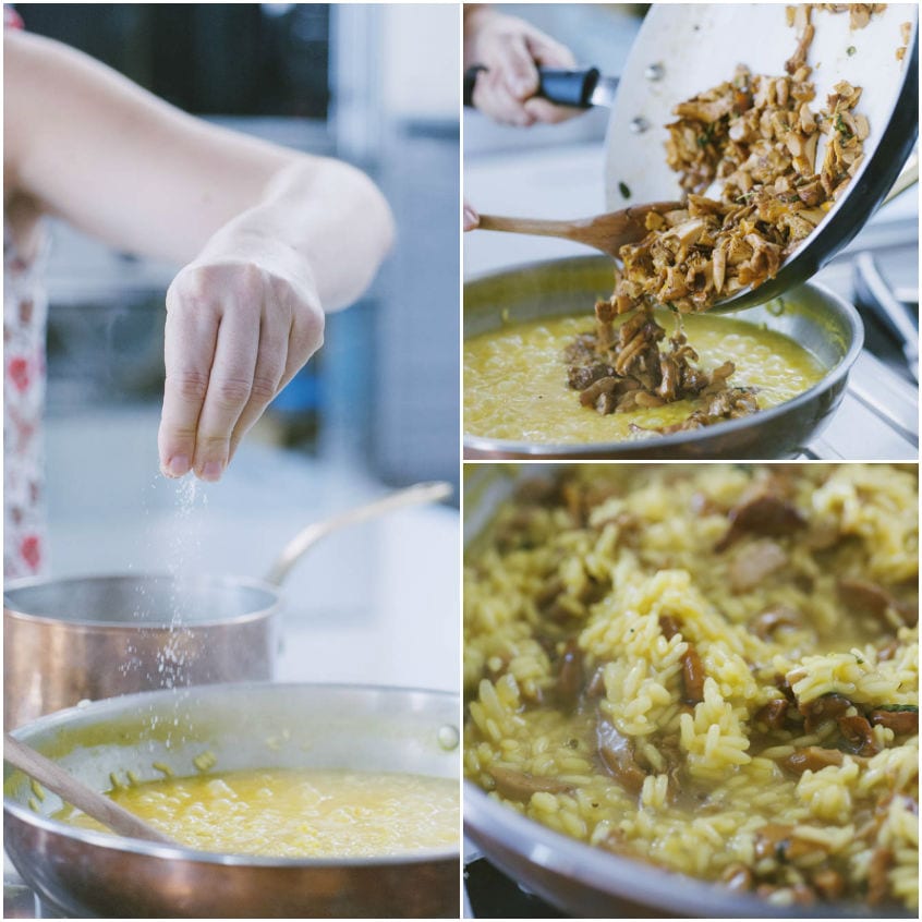 Finferli saltati versati sul risotto allo zafferano mentre cuoce in padella